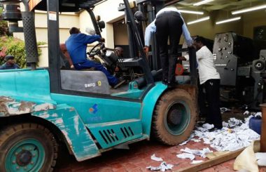 Officers trying to remove the printing press from Dr Fred M'membe's garage