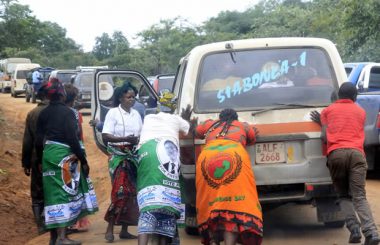 PF women push a bus in Lusaka-picture by Tenson Mkhala