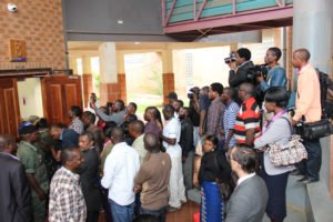 Journalist tries to get pictures of HH in court -picture by Tenson Mkhala