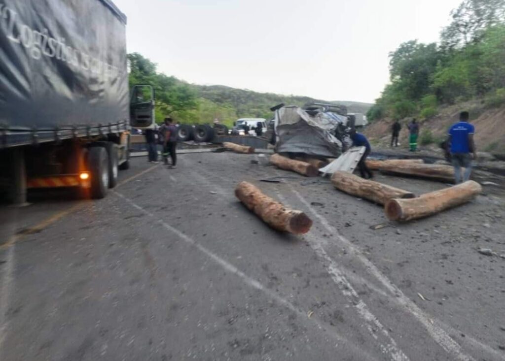 A truck allegedly carrying Mukula logs overturns at Kapilingozi Hills on its way to Chirundu border
