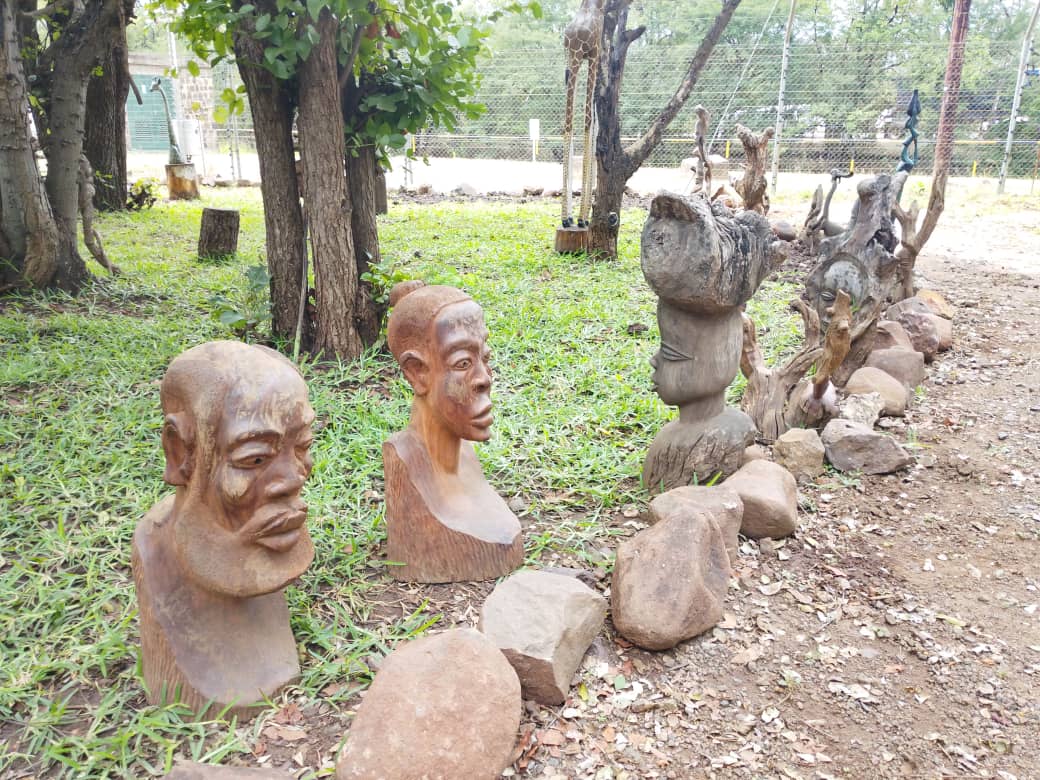 Curio traders set up open air art galleries at Victoria Falls – Zambia: News Diggers!